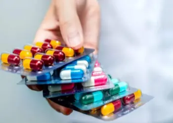 नियंत्रित दवाओं के नियम का उल्लंघन करने के आरोप में अबू धाबी में 6 डॉक्टर सस्पेंड