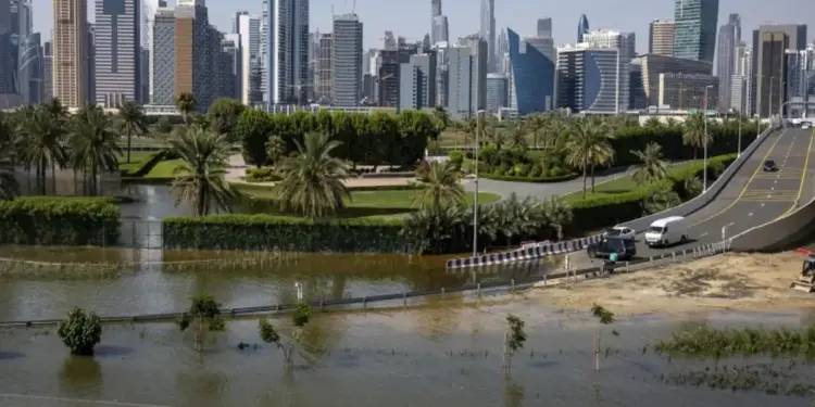 सऊदी अरब में बाढ़ का अलर्ट जारी, बेमौसम बारिश और ओलावृष्टि ने बढ़ाई मुश्किलें