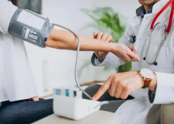 कुवैत में अस्थायी या विजिट वीजा पर प्रवेश करने वाले व्यक्तियों का सार्वजनिक अस्पातलों में नहीं होगा इलाज