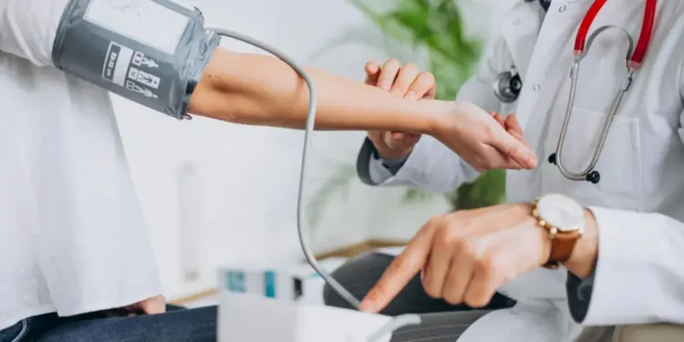 कुवैत में अस्थायी या विजिट वीजा पर प्रवेश करने वाले व्यक्तियों का सार्वजनिक अस्पातलों में नहीं होगा इलाज