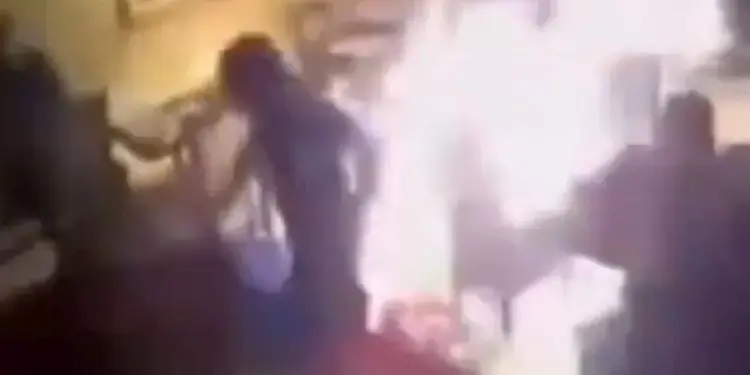 लंदन में भारतीय रेस्टोरेंट में लगाई गई आग, वीडियो देख आप भी सहम जायेंगे