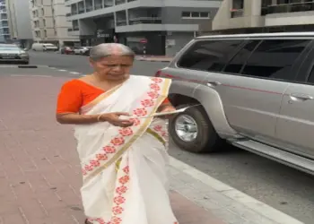 दुबई में 72 वर्षीय भारतीय महिला रोल्स-रॉयस घोस्ट चलाकर बनी चर्चा का विषय, सोशल मीडिया पर वायरल हुआ वीडियो
