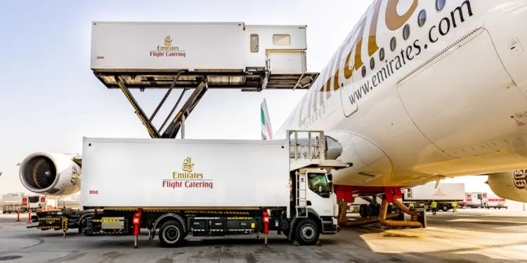 क्या आप भी दुबई में करना चाहते हैं नौकरी ?  Emirates Flight Catering दे रही है बड़ा मौका, 400 पदों पर होगी भर्ती