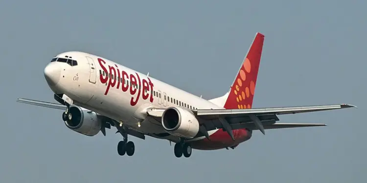 श्रीनगर एयरपोर्ट पर सेना के वरिष्ठ अधिकारी ने SpiceJet के कर्मचारियों पर किया जानलेवा हमला, हमले में कर्मचारी की रीढ़ हड्डी टूटी और एक टूटा जबड़ा