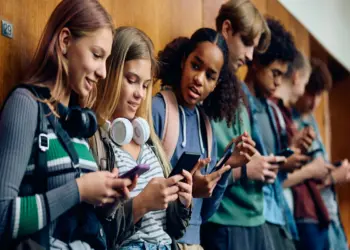 यूएई शिक्षा मंत्रालय का बड़ा कदम, स्कूलों में मोबाइल ले जाने और इस्तेमाल करने पर लगा प्रतिबंध