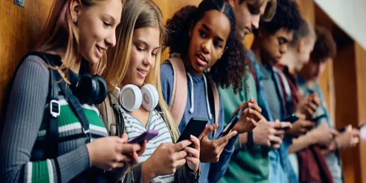 यूएई शिक्षा मंत्रालय का बड़ा कदम, स्कूलों में मोबाइल ले जाने और इस्तेमाल करने पर लगा प्रतिबंध