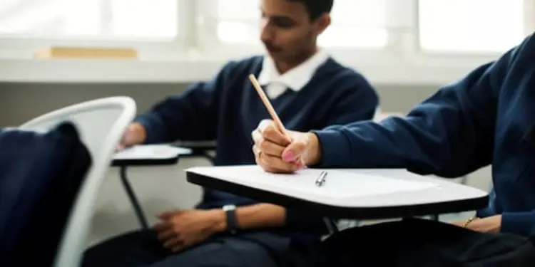 UAE में पैरेंट्स का वीजा रद्द हो जाने पर क्या बच्चे वहां रहकर पूरी कर सकते हैं अपनी स्कूली शिक्षा