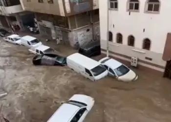 सऊदी अरब में भारी बारिश के बाद बाद मुहायल असिर में अचानक बाढ़, कई कारें बहीं; मौसम केंद्र ने 10 क्षेत्रों में तूफान और फ्लैश फ्लड की चेतावनी जारी की
