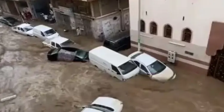 सऊदी अरब में भारी बारिश के बाद बाद मुहायल असिर में अचानक बाढ़, कई कारें बहीं; मौसम केंद्र ने 10 क्षेत्रों में तूफान और फ्लैश फ्लड की चेतावनी जारी की