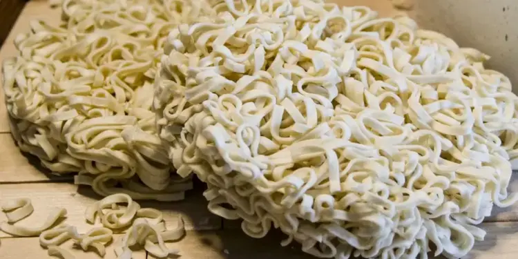 सोशल मीडिया चैलेंज बना खतरनाक, कच्चे नूडल्स खाने से 13 साल के लड़के की मौत