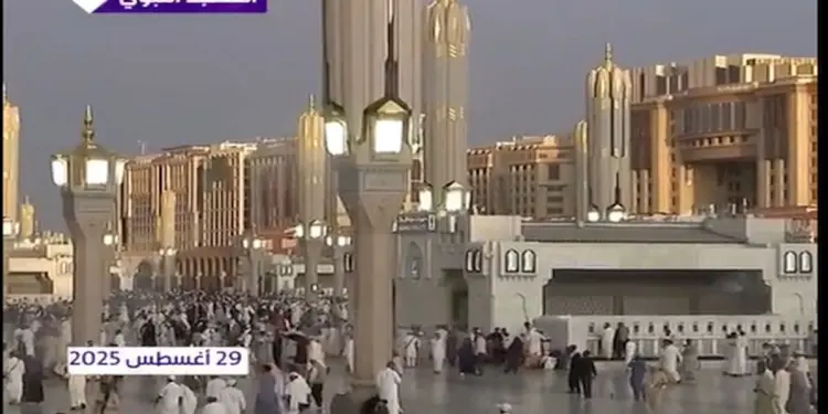 काबा शरीफ पर हुई बारिश को श्रद्धालुओं ने माना रहमत की बारिश, भीगते हुए लोगों ने अल्लाह की इबादत की