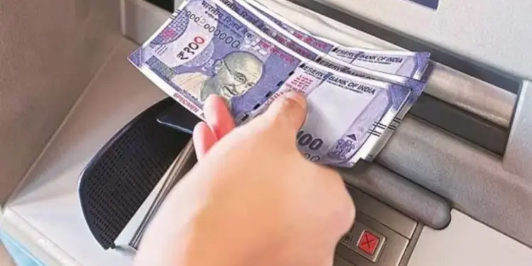 ATM New Rule: हर महीने केवल तीन फ्री ट्रांजैक्शन मिलेंगे, अधिक लेनदेन पर लगेगा इतना चार्ज