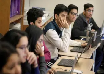 अमेरिका ने Student Visa पर जारी की सख्ती, 330,000 भारतीय छात्रों पर मंडराया संकट, इस परिस्थिति में क्या करें भारतीय छात्र