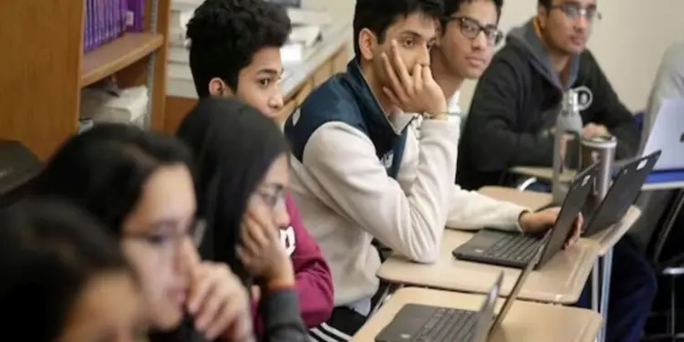 अमेरिका ने Student Visa पर जारी की सख्ती, 330,000 भारतीय छात्रों पर मंडराया संकट, इस परिस्थिति में क्या करें भारतीय छात्र