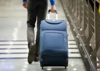 यूएई की फ्लाइट में अगर आपका बैग छूट जाए या टूट जाए तो क्या करें, जानिए अपने अधिकार