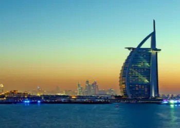 अगर आप भी जा रहे हैं UAE तो पहले जान लें, यात्रियों के लिए लागू हुई नई सीमा, अब देना होगा कस्टम डिक्लरेशन