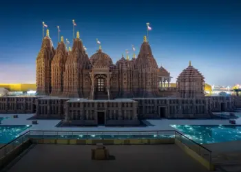 यूएई में दिखी भारतीय संस्कृति की झलक, अबू धाबी के मंदिर में गंगा आरती का नजारा