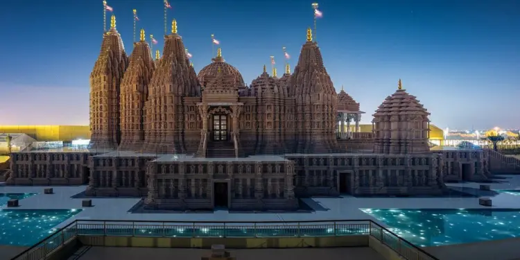 यूएई में दिखी भारतीय संस्कृति की झलक, अबू धाबी के मंदिर में गंगा आरती का नजारा