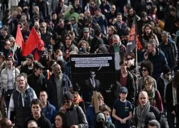 नेपाल के बाद अब फ्रांस में भड़की हिंसा, सड़कें बंद कर बसों में की आगजनी, मौजूदा सरकार के खिलाफ फूटा जनता का गुस्सानेपाल के बाद अब फ्रांस में भड़की हिंसा, सड़कें बंद कर बसों में की आगजनी, मौजूदा सरकार के खिलाफ फूटा जनता का गुस्सा