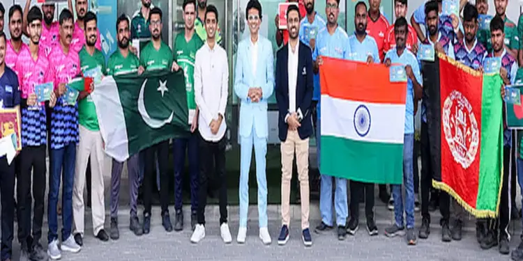 दुबई के बिजनेसमैन ने मजदूरों को बांटे भारत-पाकिस्तान मैच के टिकट, मजदूर लेंगे लाइव क्रिकेट मैच का मजा