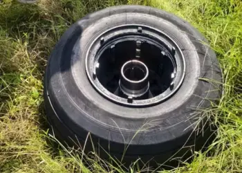 मुंबई एयरपोर्ट पर फुल इमरजेंसी घोषित, रनवे पर खुलकर गिरा स्पाइस जेट का पहिया, विमान में सवार थे 75 यात्री