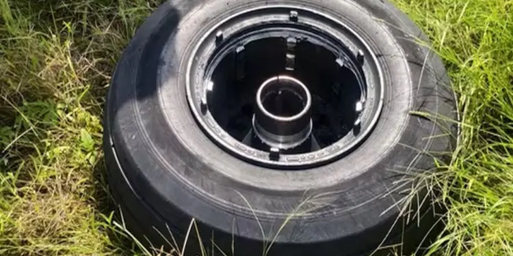 मुंबई एयरपोर्ट पर फुल इमरजेंसी घोषित, रनवे पर खुलकर गिरा स्पाइस जेट का पहिया, विमान में सवार थे 75 यात्री