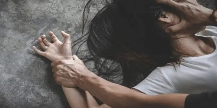 यूके में दिनदहाड़े सिख महिला के साथ हुआ सामूहिक दुष्कर्म, नस्लीय गालियों से किया गया अपमानित