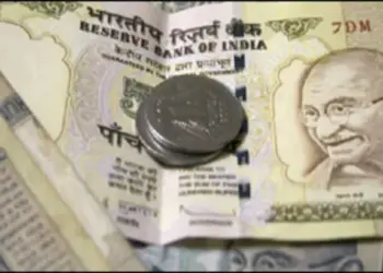 खाड़ी देशों में रहने वाले भारतीय प्रवासियों को हुआ फायदा, RBI की एंट्री से रुपया फिर 24 से नीचे