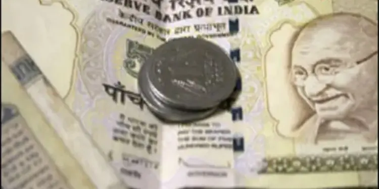 खाड़ी देशों में रहने वाले भारतीय प्रवासियों को हुआ फायदा, RBI की एंट्री से रुपया फिर 24 से नीचे