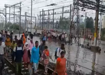 कोलकाता में बारिश का कहर: बारिश के कारण रेलवे, एयरलाइन और मेट्रो सेवाएं हुई प्रभावित