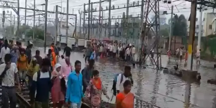 कोलकाता में बारिश का कहर: बारिश के कारण रेलवे, एयरलाइन और मेट्रो सेवाएं हुई प्रभावित