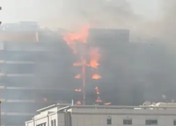 दुबई अल बार्शा में मॉल ऑफ द एमिरेट्स के पास बिल्डिंग  में लगी भीषण आग