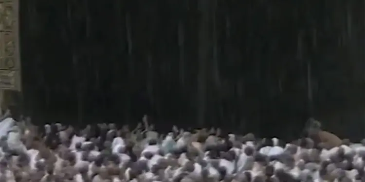 मक्का की ग्रैंड मस्जिद में भारी बारिश के बीच मनाया गया सऊदी का राष्ट्रीय दिवस