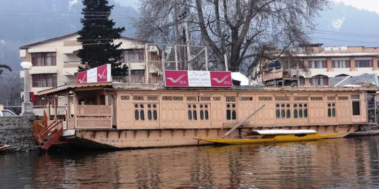 डल झील में तैरता पोस्ट ऑफिस : श्रीनगर ने मौजूद है दुनिया का इकलौता पानी में डोलता हुआ पोस्ट ऑफिस