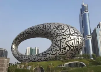 यूएई में दोस्त को बुलाने की है चाहत है तो अब जरूरी है Dh15,000 मासिक आय