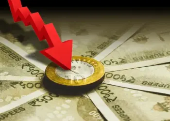 रुपया रिकॉर्ड 88.36 के स्तर तक लुढ़का, 2026 तक 89 तक पहुंचने का अनुमान, विदेशी निवेशक कर रहे हैं निकासी