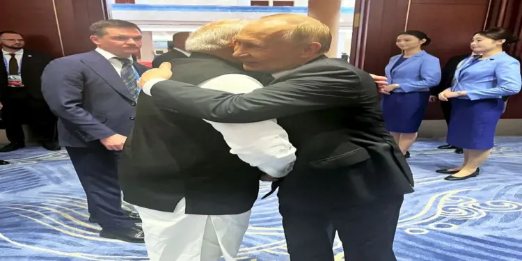 SCO शिखर सम्मेलन में एक दूसरे के गले मिलते दिखे मोदी और पुतिन, यूक्रेन संघर्ष पर भी हुई चर्चा