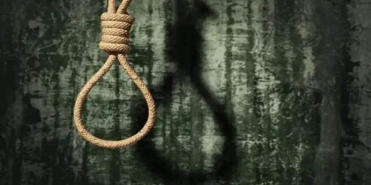 दुबई से लौटे शख्स ने पत्नी कर हत्या कर खुद भी पंखे से लटक कर दी जान