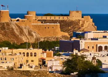 ओमान में विदेशी कंपनियों के लिए नए रोजगार नियम हुए लागू, ओमानी नागरिकों को नौकरी पर रखना हुआ अनिवार्य