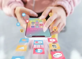 सऊदी मीडिया मंत्री सलमान अल-दोसरी ने नए मीडिया नियमों पर जनता के पॉजिटिव रिस्पॉन्स का किया स्वागत