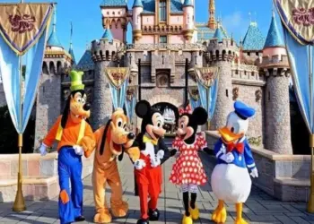 डिज्नीलैंड में डरावनी राइड के दौरान 60 वर्षीय महिला की अचानक से हुई मौत