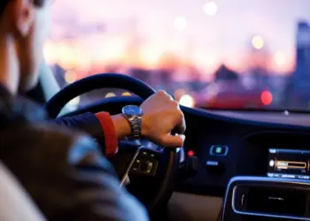 यूएई में अब ड्राइविंग लाइसेंस बनवाना हुआ और भी आसान, जानिए कैसे कर सकते हैं आवेदन