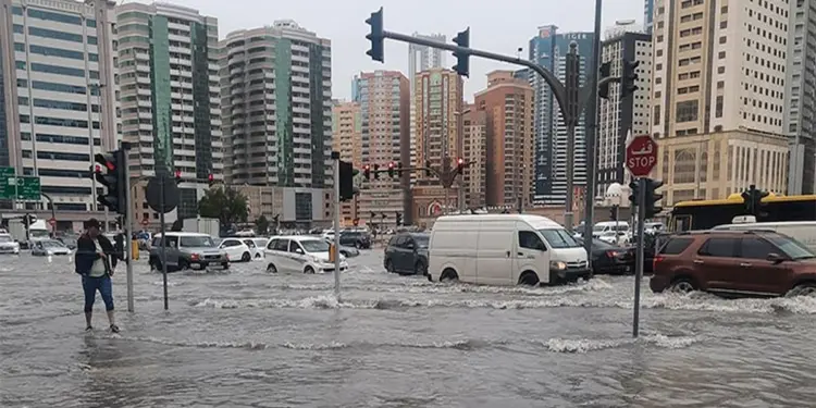 यूएई में भारी बारिश से कई इलाकों में भरा पानी, बिगड़ते मौसम को लेकर जारी हुआ अलर्ट